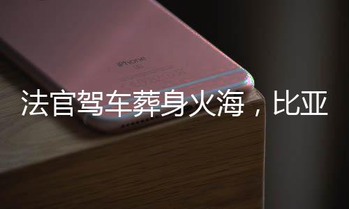 他在电话那头抽着烟